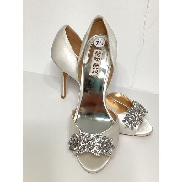 New. Womens Badgley Mischka Nikki Peep Toe Heels, White. Retails $245 - Picture 16 of 16
